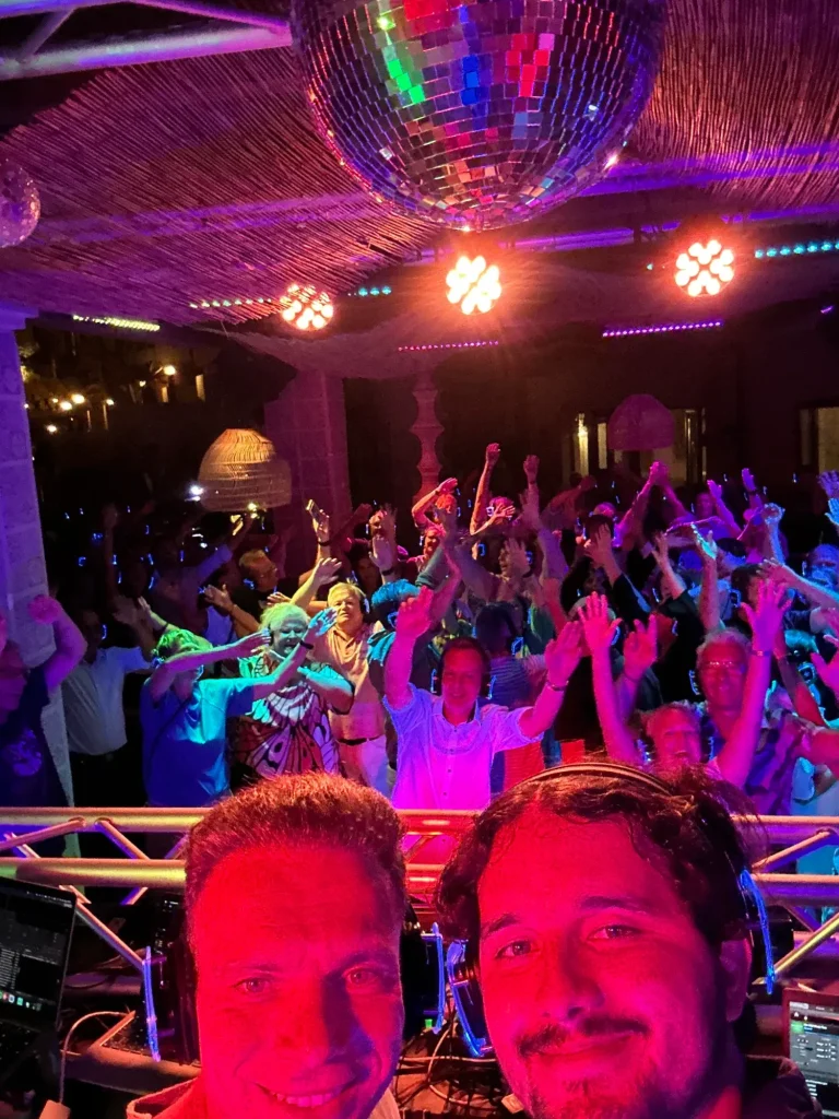 Feiernde Menge im Club