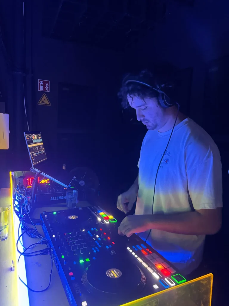 DJ Nobes in blauem Licht am Pult
