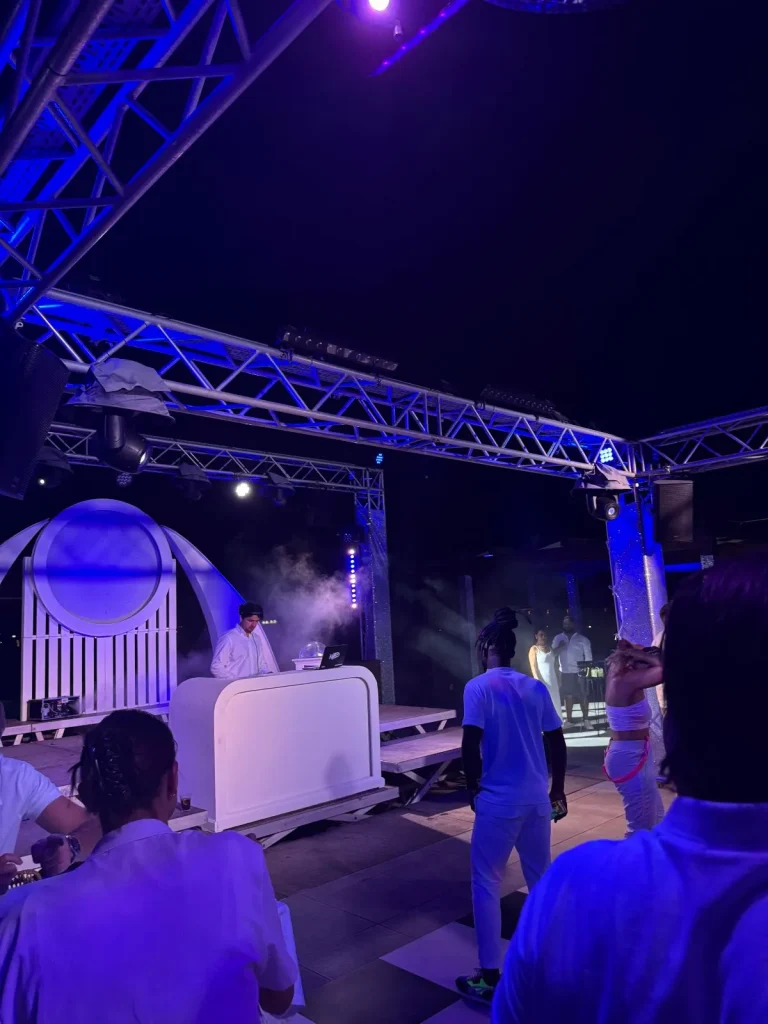 DJ-Bühne mit Traversen und blauem Licht