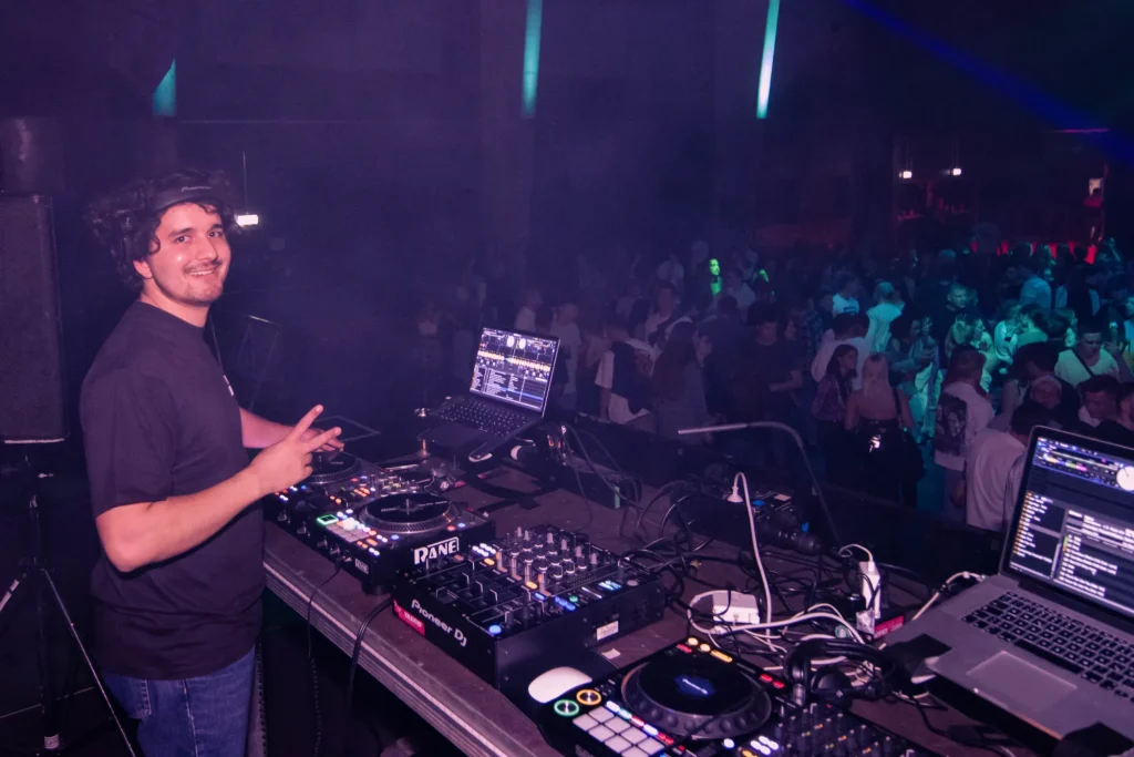 DJ Nobes am Club-Pult