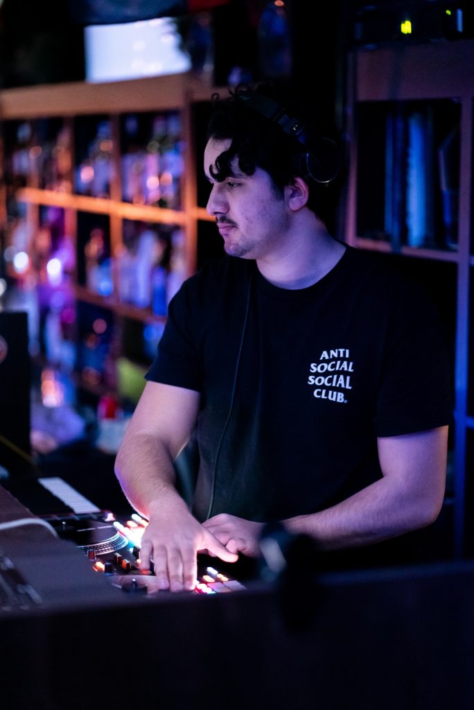 DJ Nobes am Pult im Club