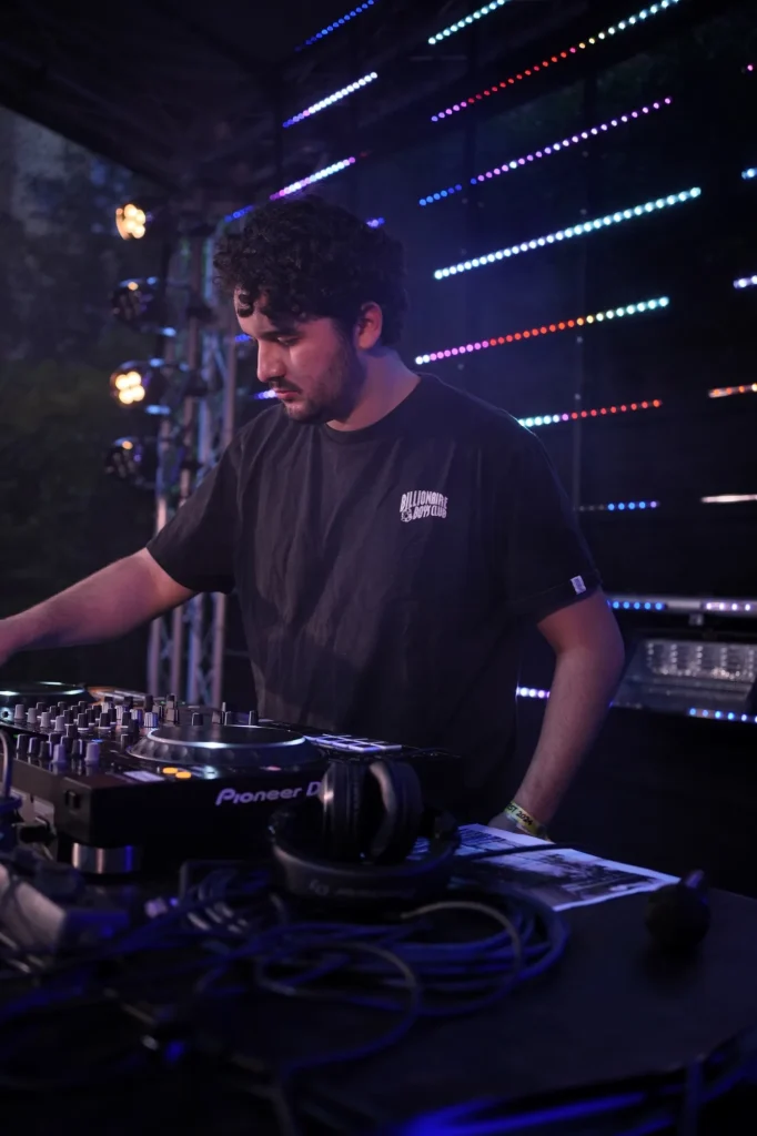 DJ Nobes am DJ-Pult im Club