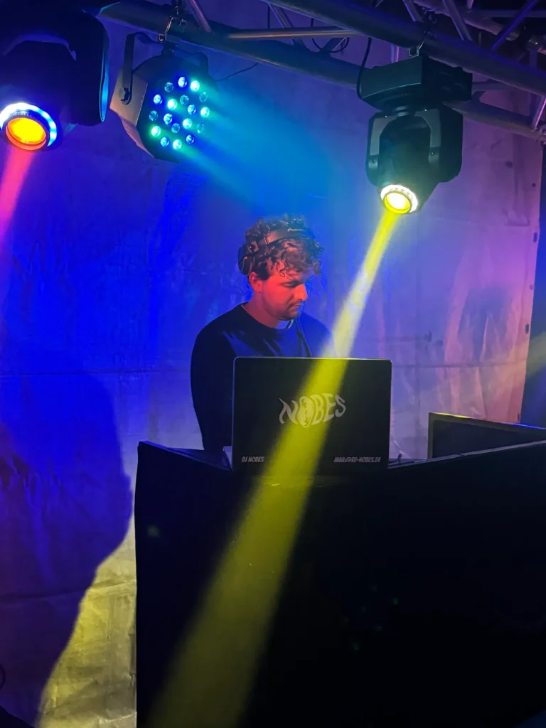 DJ Nobes am Pult mit Lichtshow