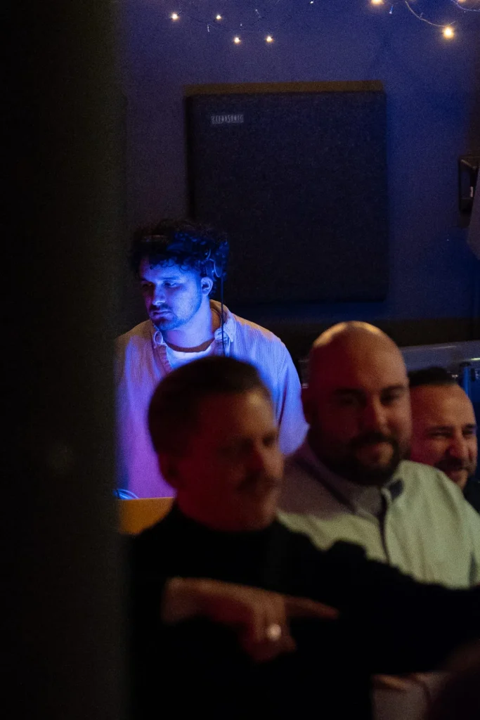 DJ Nobes mit Gästen auf einer Feier
