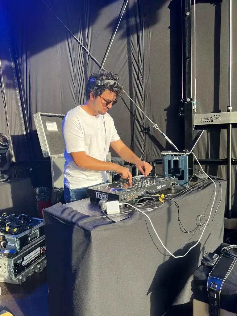 DJ Nobes bei einem Open-Air-Event