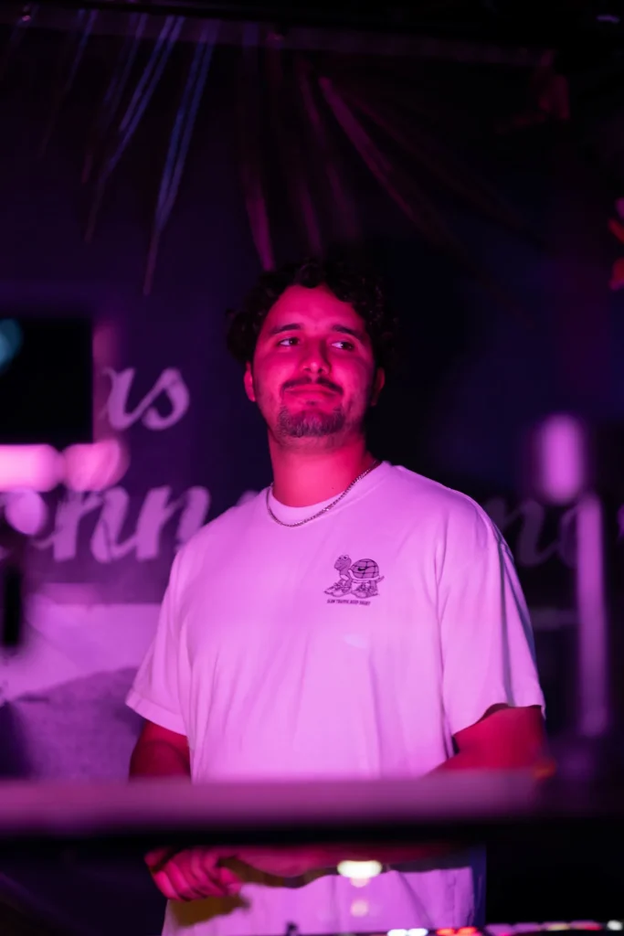 DJ Nobes in pinkem Licht
