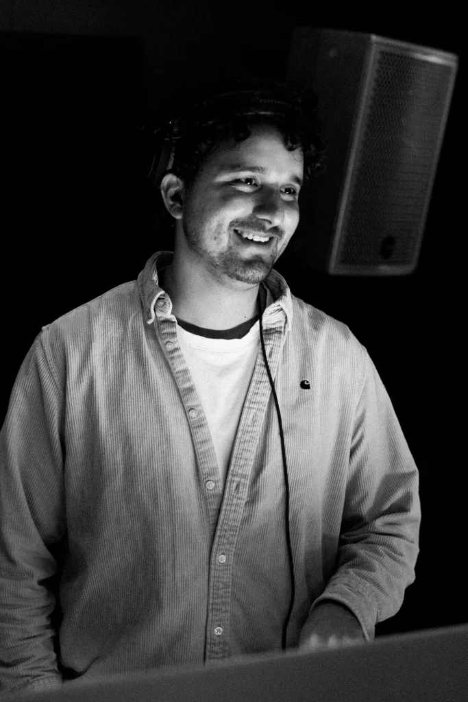 Portrait von DJ Nobes in Schwarz-Weiß
