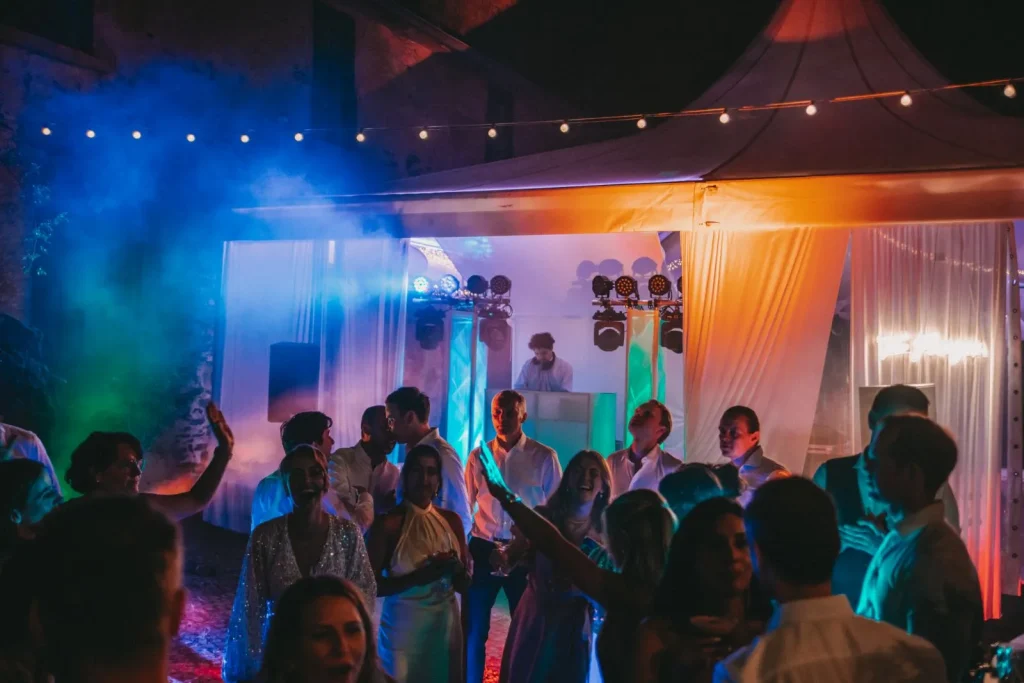 Volle Tanzfläche auf einer Hochzeit im Zelt
