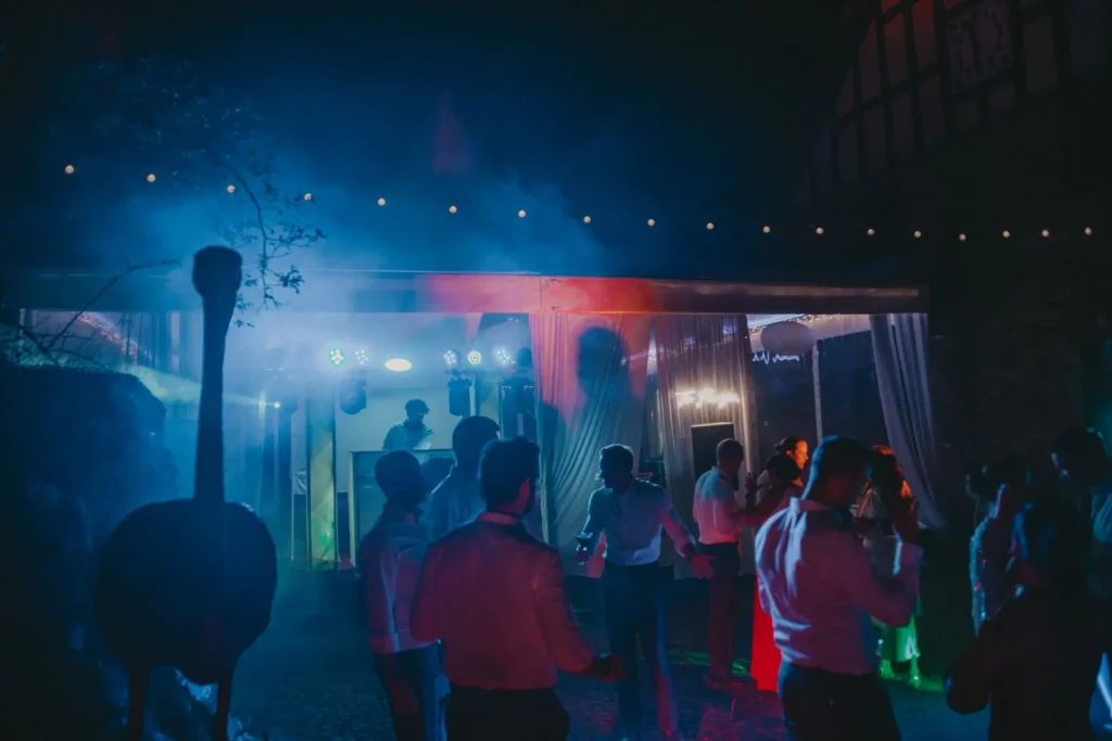 Hochzeitsparty im Zelt mit Lichteffekten