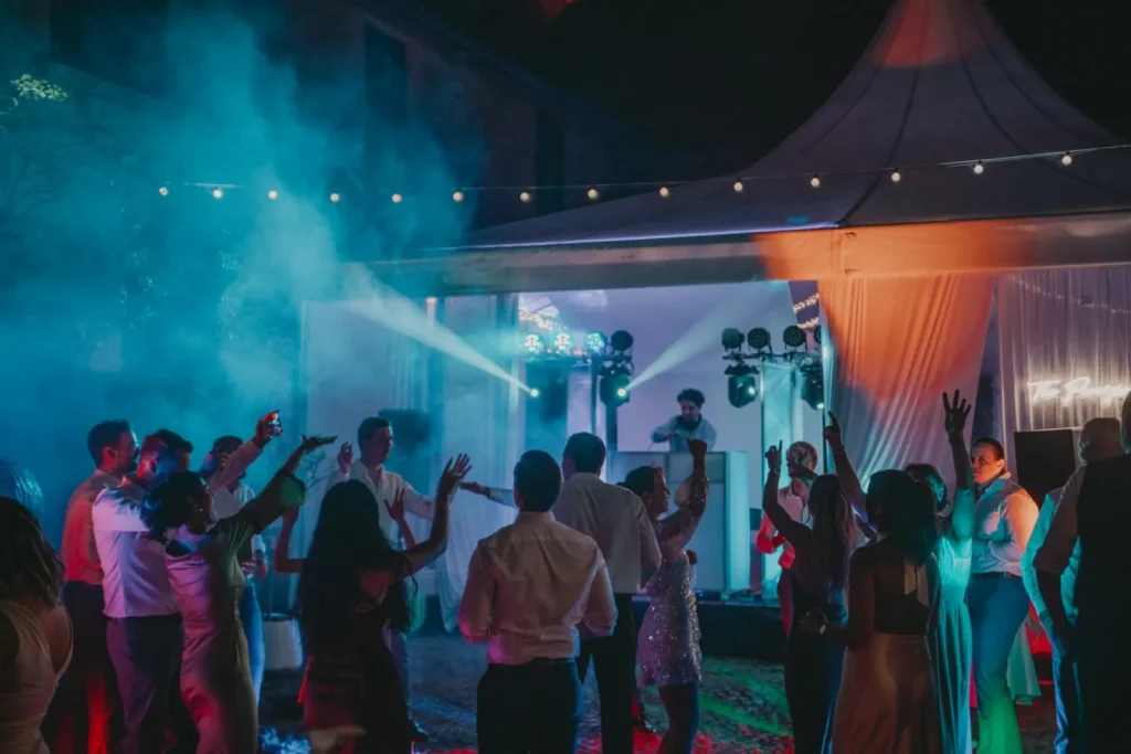 Tanzfläche mit Nebel und Licht auf einer Hochzeit